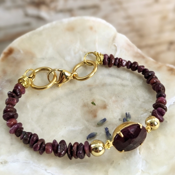 4.5 Carats Natural Ruby Chips And Centerpiece Ruby Bracelet - Picture 2 of 5